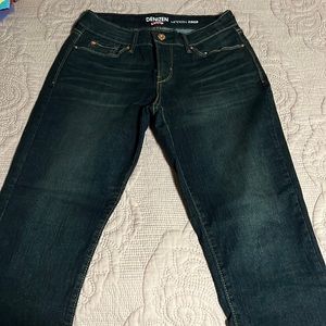 Levi’s woman cropped jeans.